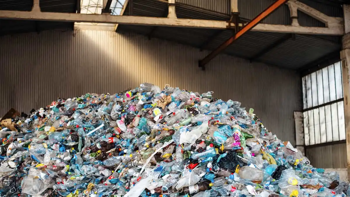 Dari Timbunan Sampah Jadi Bahan Baku Plastik Melimpah